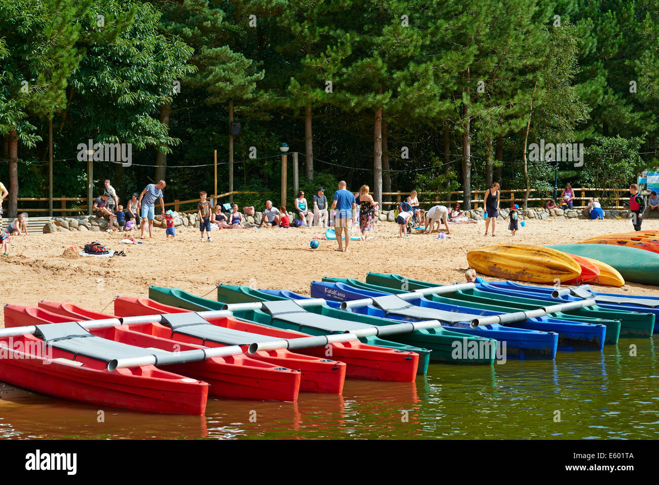 Katakanus sur la plage à côté de l'eau du lac Sports Center Parcs La Forêt de Sherwood Dorset UK Banque D'Images