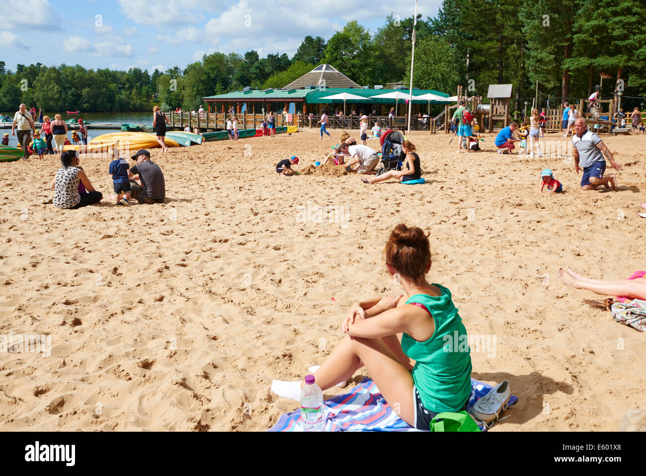 La plage avec l'eau du lac Sports et Pancake House dans l'arrière Center Parcs La Forêt de Sherwood Dorset UK Banque D'Images