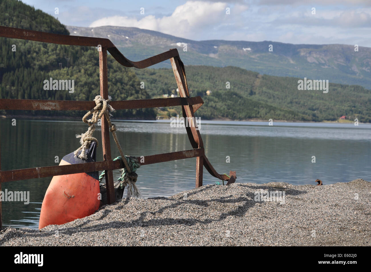 Rusty pier dans un fjord norvégien Banque D'Images