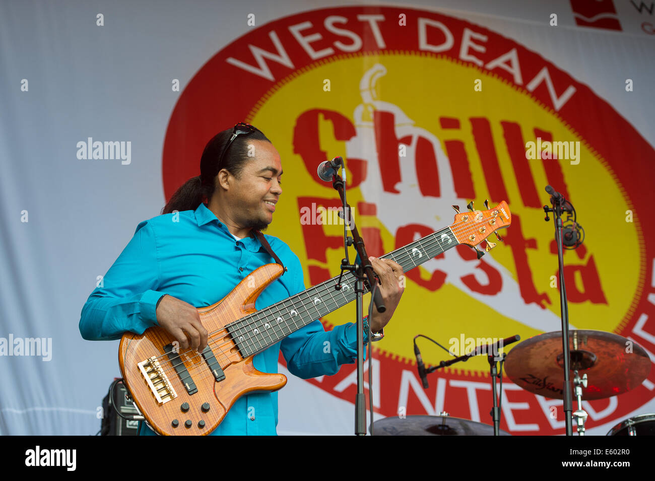 West Dean, Chichester, Royaume-Uni. 9 Août, 2014. Le guitariste du groupe de salsa Coco Xpress joue durant leur fixé à la Fiesta de chili à West Dean, août 2014. Météo britannique. Credit : MeonStock/Alamy Live News Banque D'Images