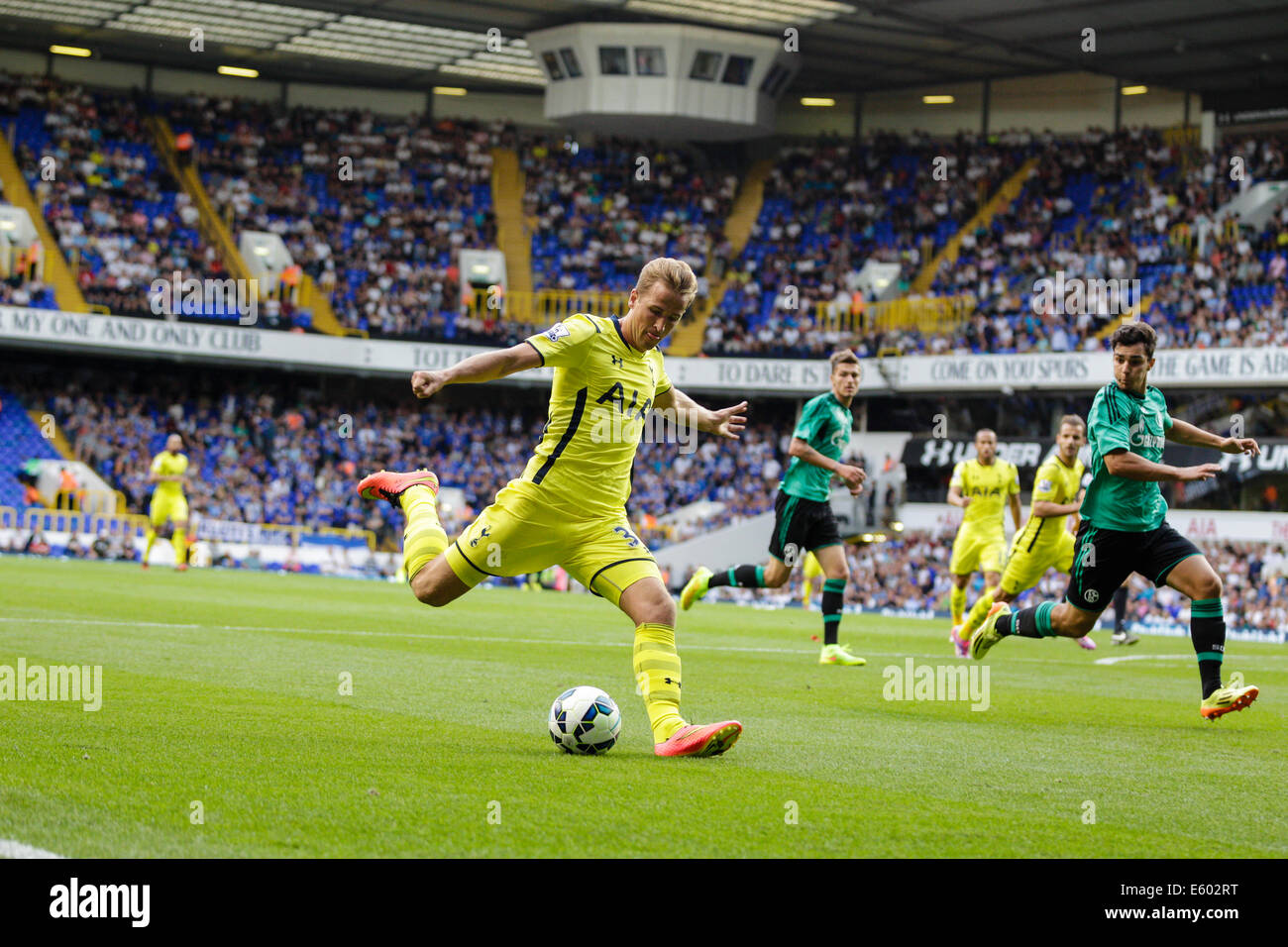 Londres, Royaume-Uni. 09 août, 2014. Pré saison Friendly. Contre Tottenham Hotspur FC Schalke 04. Tottenham's Harry KANE gagne une croix en crédit : Action Plus Sport/Alamy Live News Banque D'Images