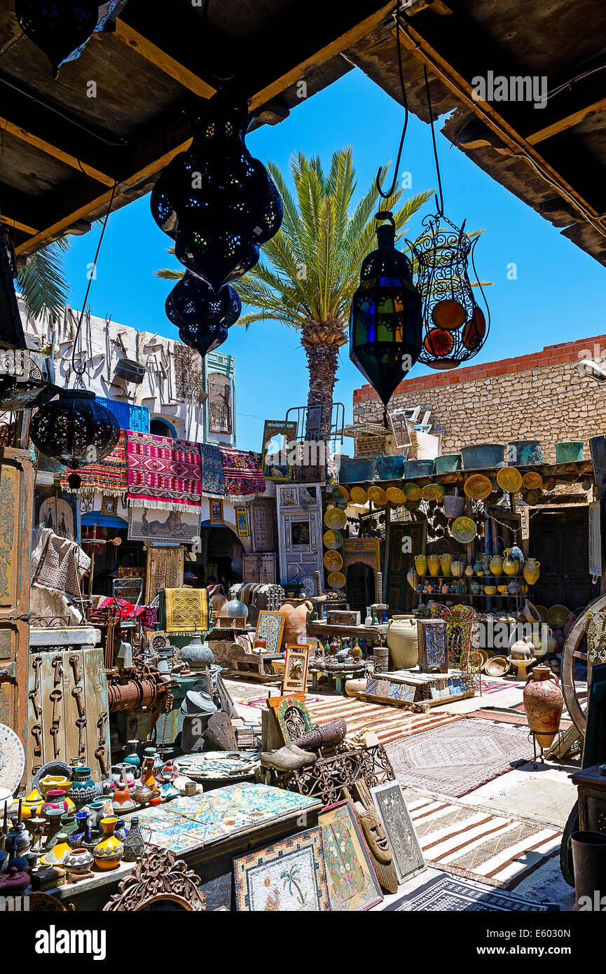 Afrique, Afrique du Nord, Maghreb, au sud de la Tunisie, l'île de Djerba. Governorat de Médenine. Houmt Souk. Une boutique d'antiquités. Banque D'Images Afrique, Afrique du Nord, Maghreb, au sud de la Tunisie, l'île de Djerba. Governorat de Médenine. Houmt Souk. Une boutique d'antiquités. Banque D'Images