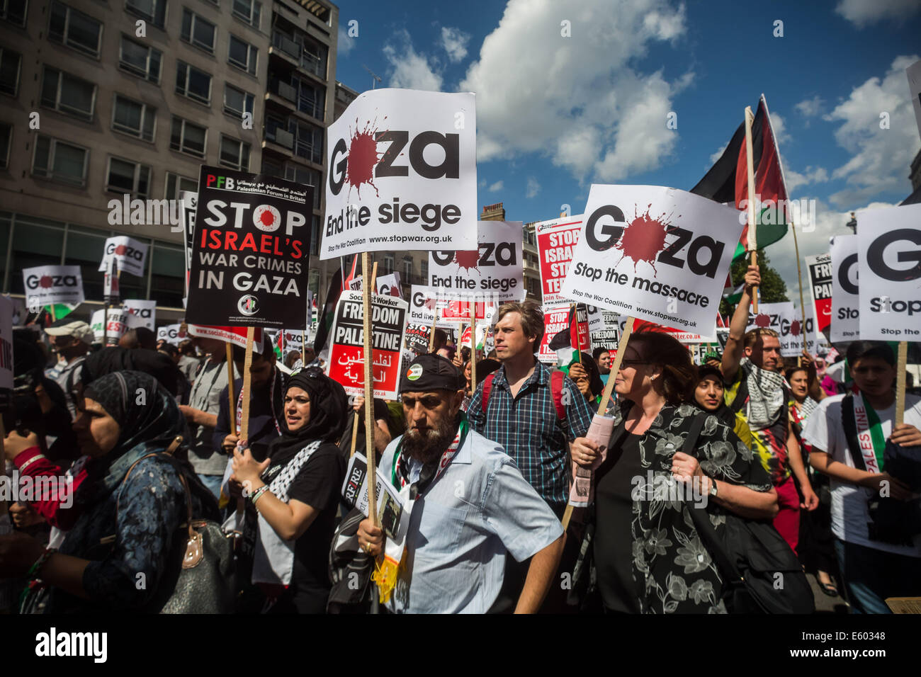 Londres : des dizaines de milliers de mars de masse pour protester contre les attaques de Gaza Banque D'Images