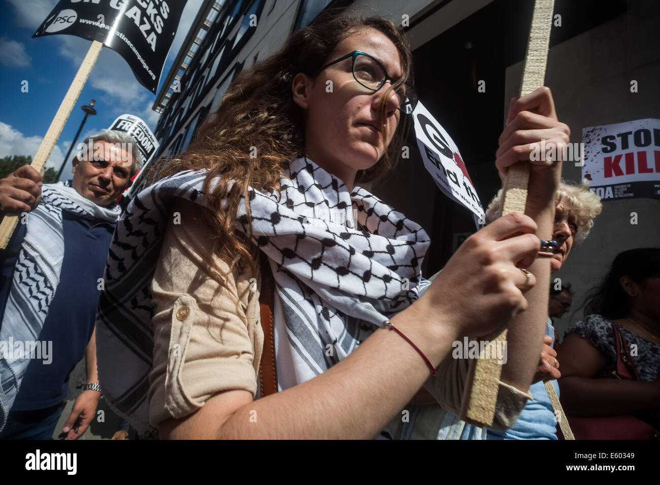 Londres : des dizaines de milliers de mars de masse pour protester contre les attaques de Gaza Banque D'Images