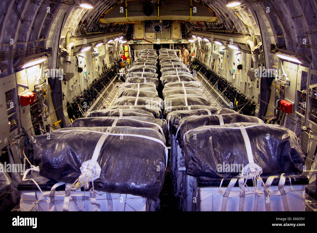 Les cadres de bouteilles d'eau prête à tomber de l'air par un U.S. Air Force C-17 Globemaster III au cours d'efforts de secours humanitaire pour aider les minorités ethniques irakiens pris au piège pris au piège par l'ISIL sur une montagne dans le nord de l'Iraq le 8 août, 2014 à Al Udeid Air Base, au Qatar. Le 816th Escadron de transport aérien expéditionnaire d'équipage, de l'air a baissé de 40 cadres de l'eau pour les réfugiés irakiens au cours de la mission. Banque D'Images