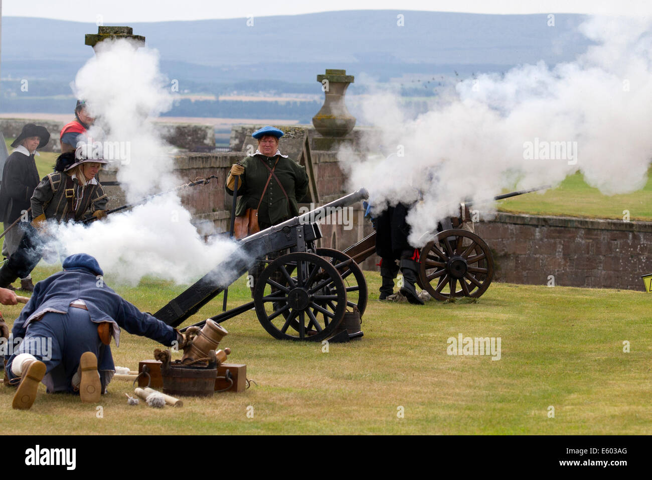 Cannon, tir d'artillerie à canon aux Pactes écossais ; réacteurs à fort George, Ardesier, Invernesshire, Royaume-Uni 9 août 2014. Défilé de réacteurs de l'armée écossaise lors de l'événement Homecoming. Célébration Des Siècles à fort George avec des camps d'histoire vivante soulignant les périodes majeures dans le passé écossais. Les camps historiques comportent des Jacobites et des soldats à travers les âges. Banque D'Images