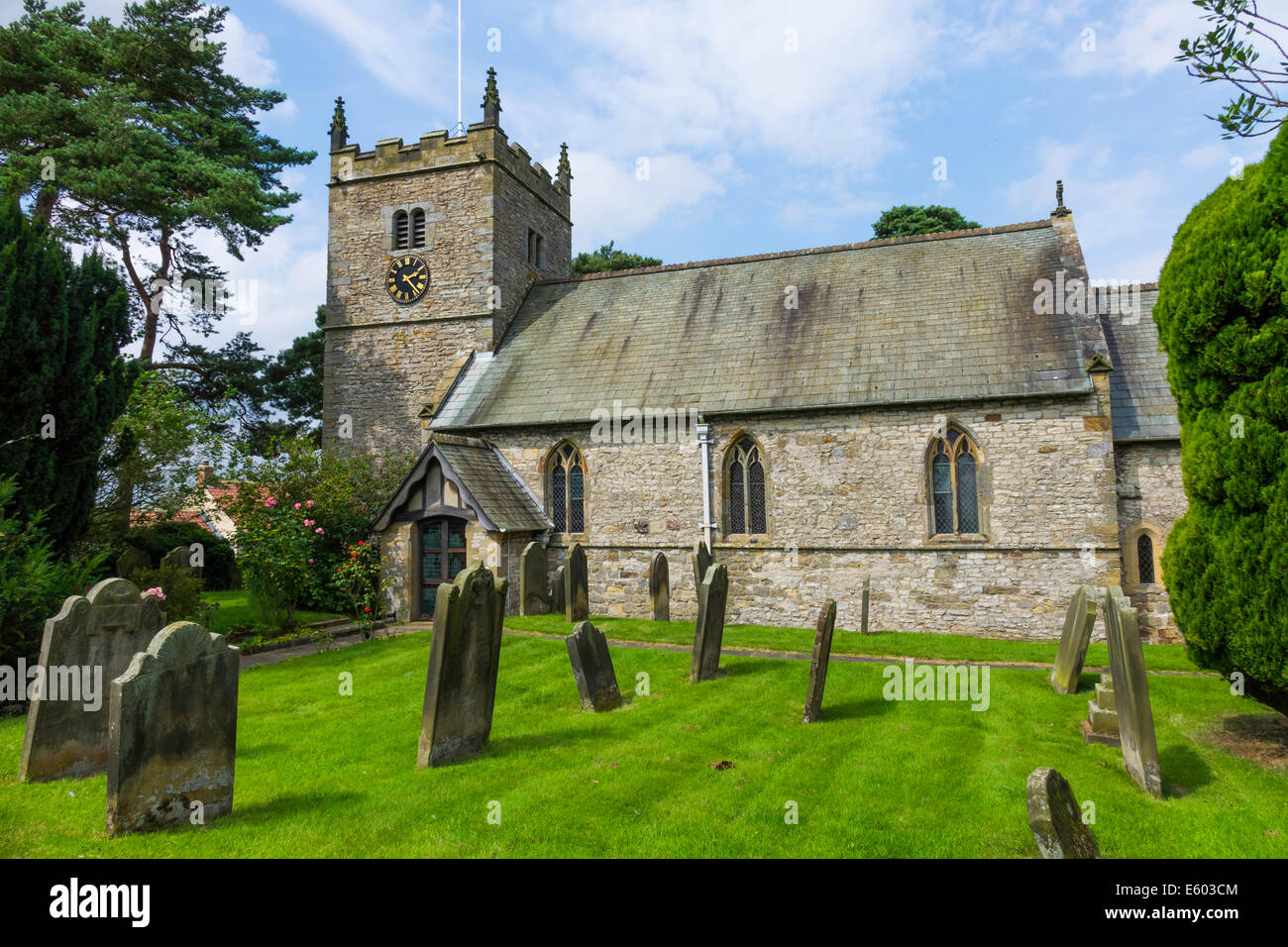 1 e année église classée et cimetière de tous les Saints et Saint Jacques en Nunnington North Yorkshire Angleterre UK Banque D'Images