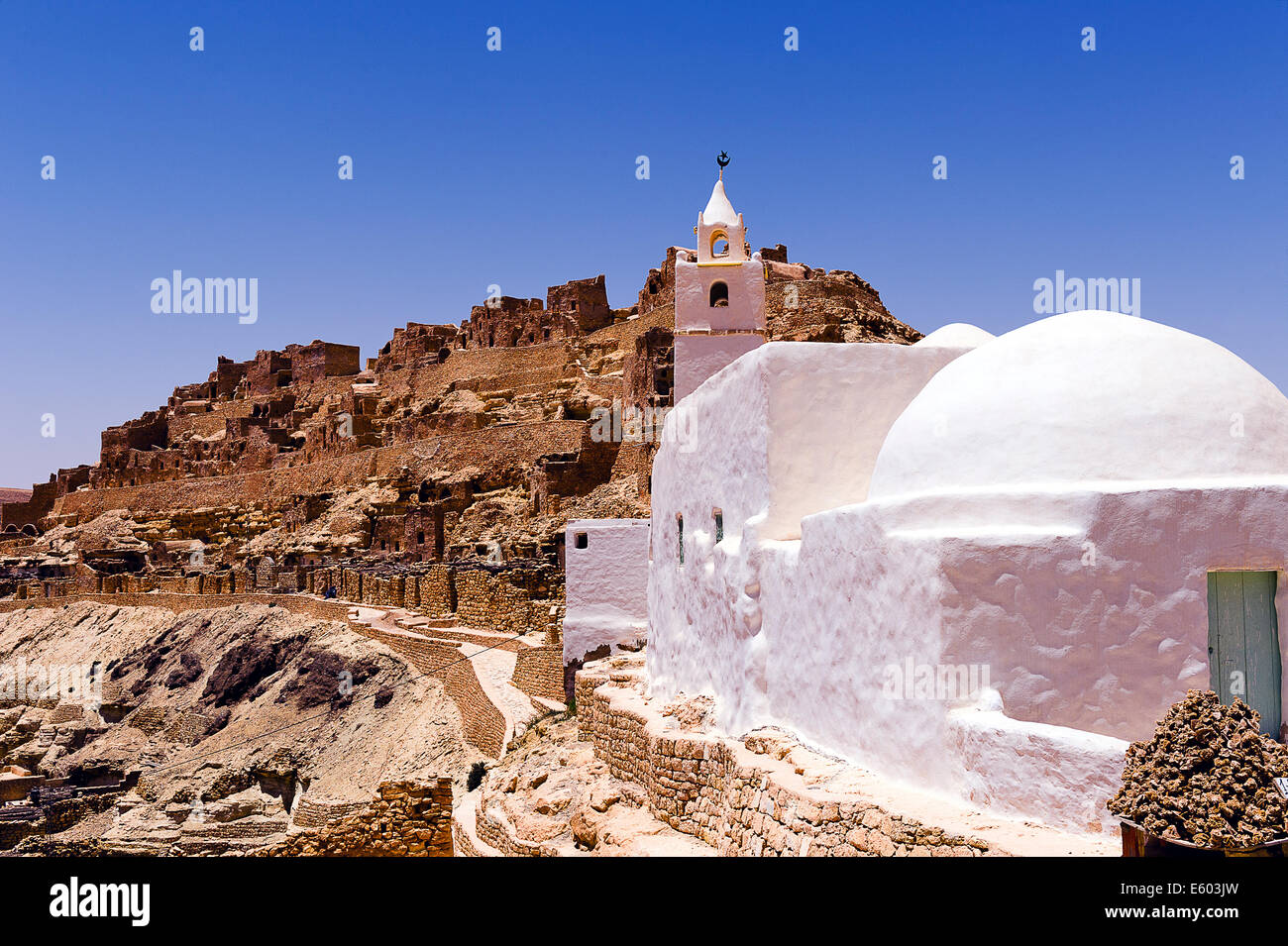 Afrique, Afrique du Nord, Maghreb, Tunisie du Sud, Governorat de Tataouine. Chenini. Le village troglodyte de Chenini. Banque D'Images Afrique, Afrique du Nord, Maghreb, Tunisie du Sud, Governorat de Tataouine. Chenini. Le village troglodyte de Chenini. Banque D'Images