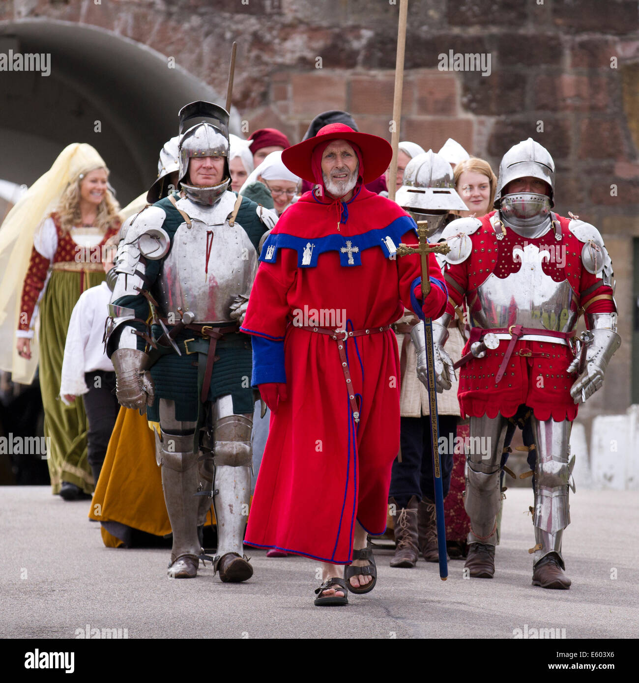 Le fort George, Ardesier, Invernesshire, UK 9 Août, 2014. Défilé des acteurs de reconstitution historique à l'événement Homecoming écossais. Célébration de la siècles au Fort George avec l'histoire vivante décrivant les camps de grandes périodes dans le passé de l'Ecosse. Camps historiques disposent d'pictes, Jacobites, et des soldats à travers les âges. Banque D'Images