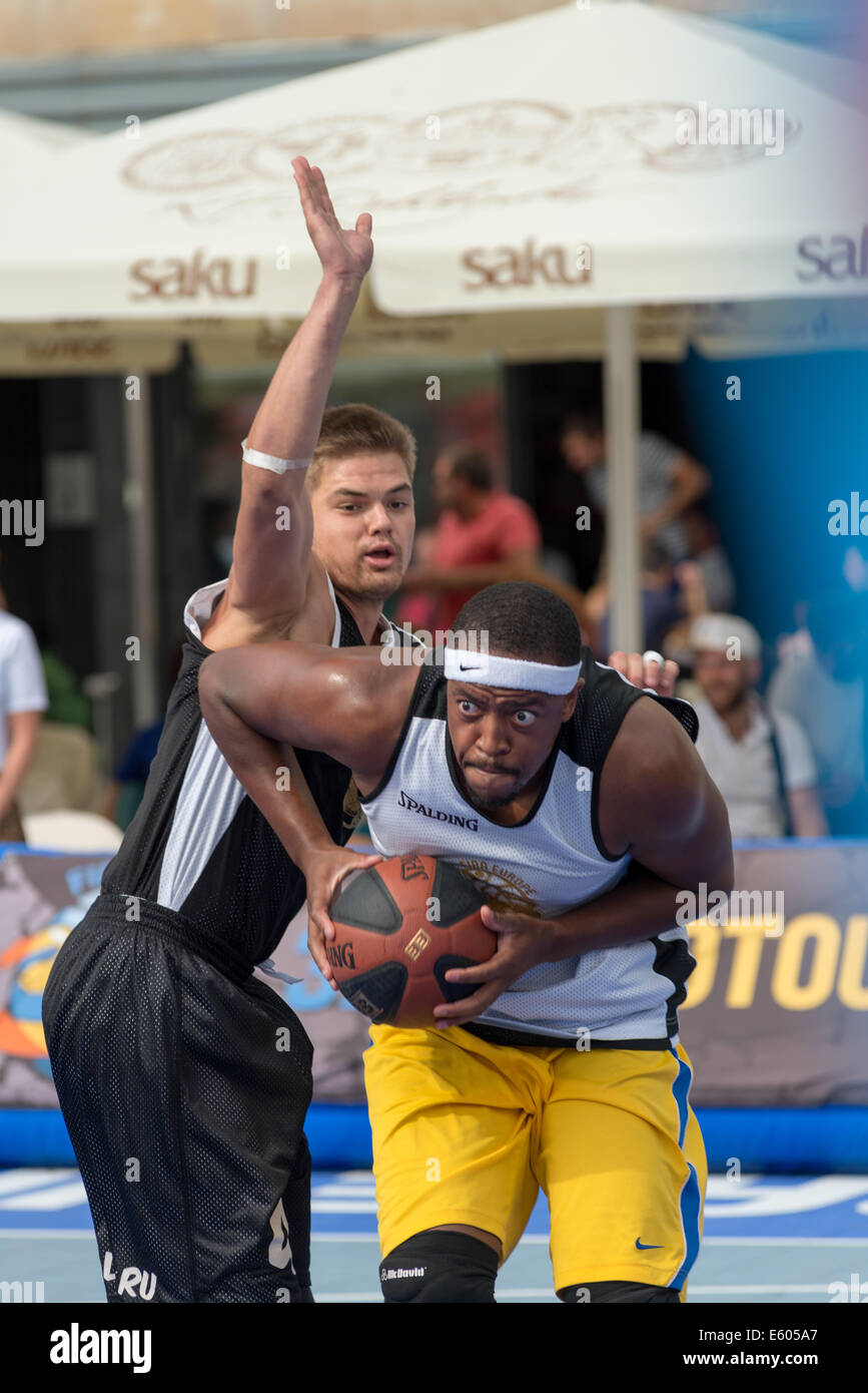 Tallinn, Estonie, 9 août 2014 - Streetball dans le centre de Tallinn, Estonie/Stzhalkouski Crédit : Alexandre Alamy Live News Banque D'Images