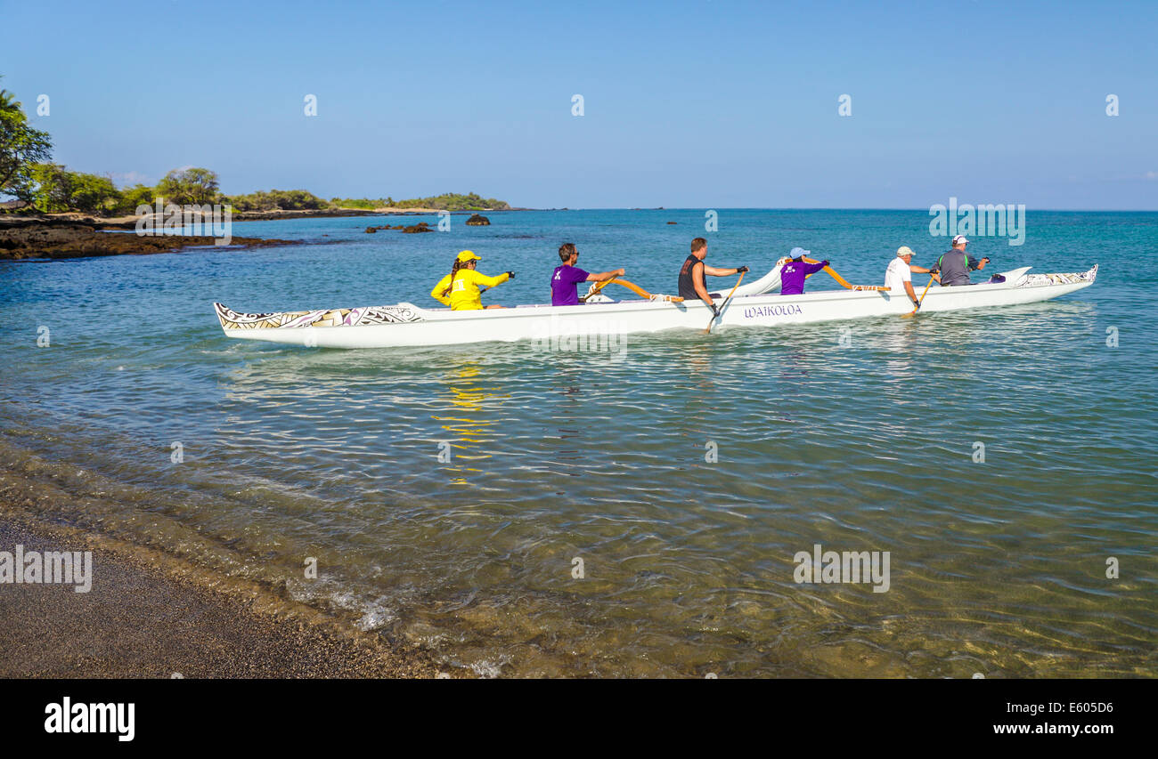 Les pagayeurs en pirogue à Anaehoomalu Bay sur l'île principale d'Hawaii Banque D'Images