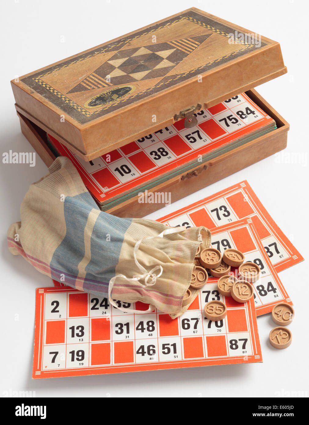 Jeu de Bingo ou Lotto. Un exemple français de vintage ce jeu dans une boîte. Banque D'Images