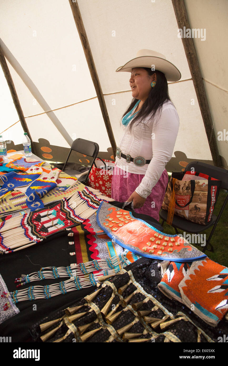 Femme en tipi avec affichage de l'éducation des Premières Nations de la fête du Canada sur les vêtements Banque D'Images