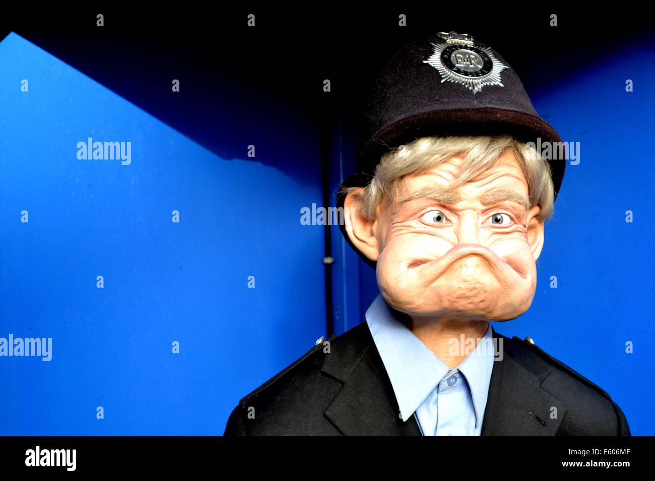 Grumpy agent de police à Londres, Royaume-Uni. Banque D'Images