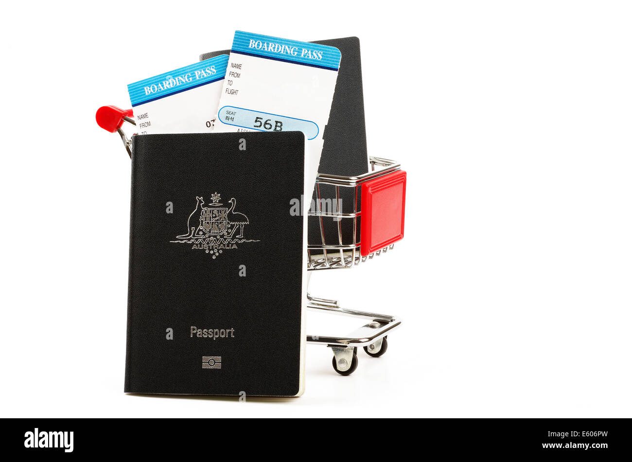 Passeport australien avec carte d'embarquement et un panier Banque D'Images
