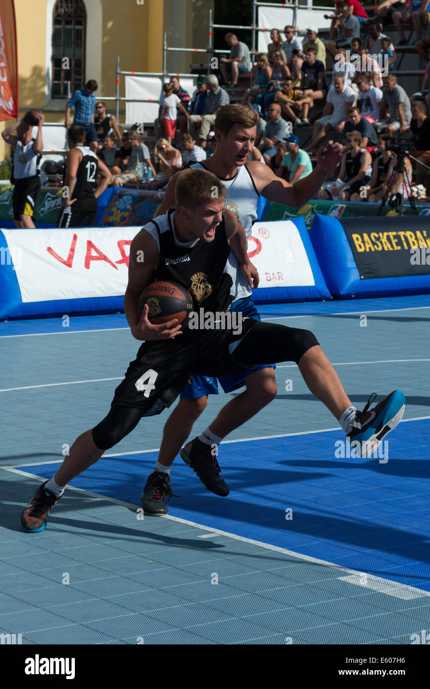 Tallinn, Estonie, 9 août 2014 - Streetball dans le centre de Tallinn, Estonie/Stzhalkouski Crédit : Alexandre Alamy Live News Banque D'Images