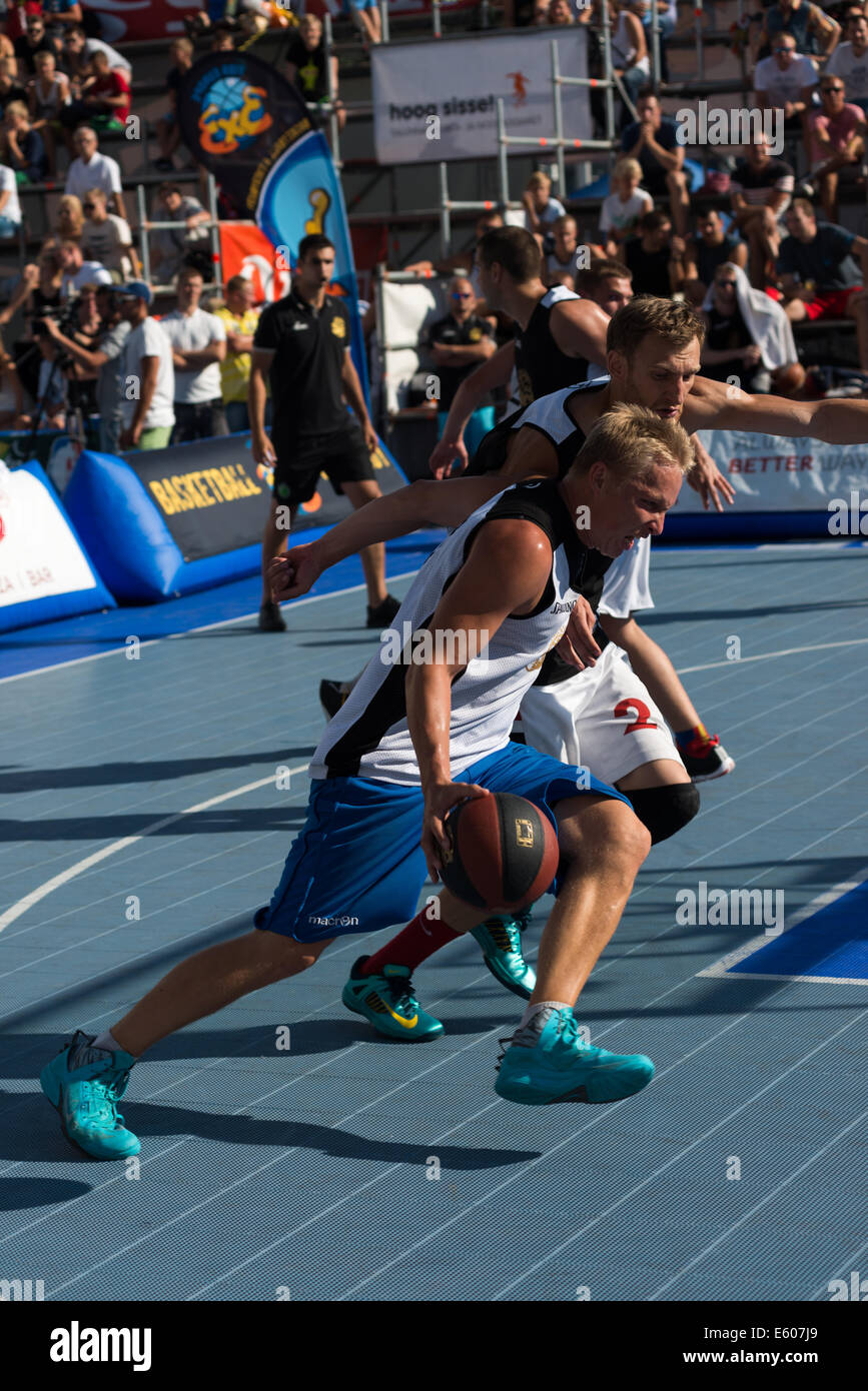 Tallinn, Estonie, 9 août 2014 - Streetball dans le centre de Tallinn, Estonie/Stzhalkouski Crédit : Alexandre Alamy Live News Banque D'Images