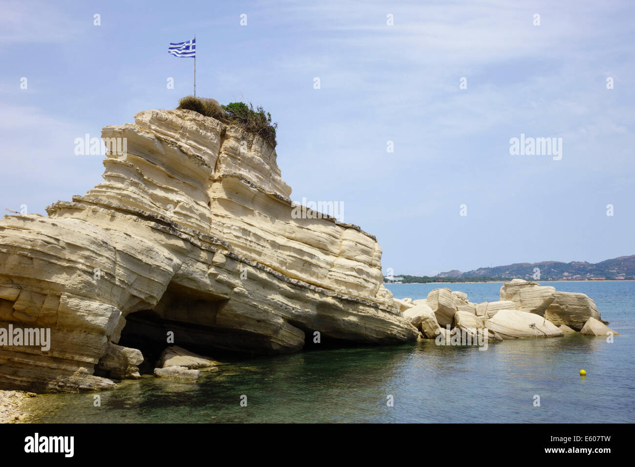 Zante, Grèce - Agios Sostis resort. Drapeau grec sur le rocher à boat landing. Banque D'Images