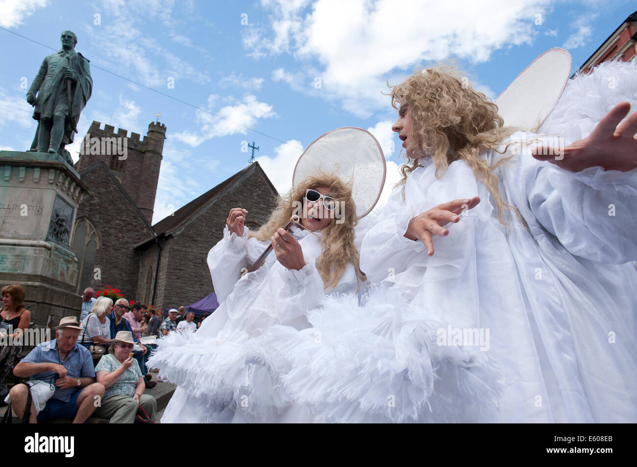 Brecon, Powys, Wales, UK. 9 août 2014. Les Anges de divertir les foules lors de la 30e Festival de jazz de Brecon. Credit : Graham M. Lawrence/Alamy Live News. Banque D'Images