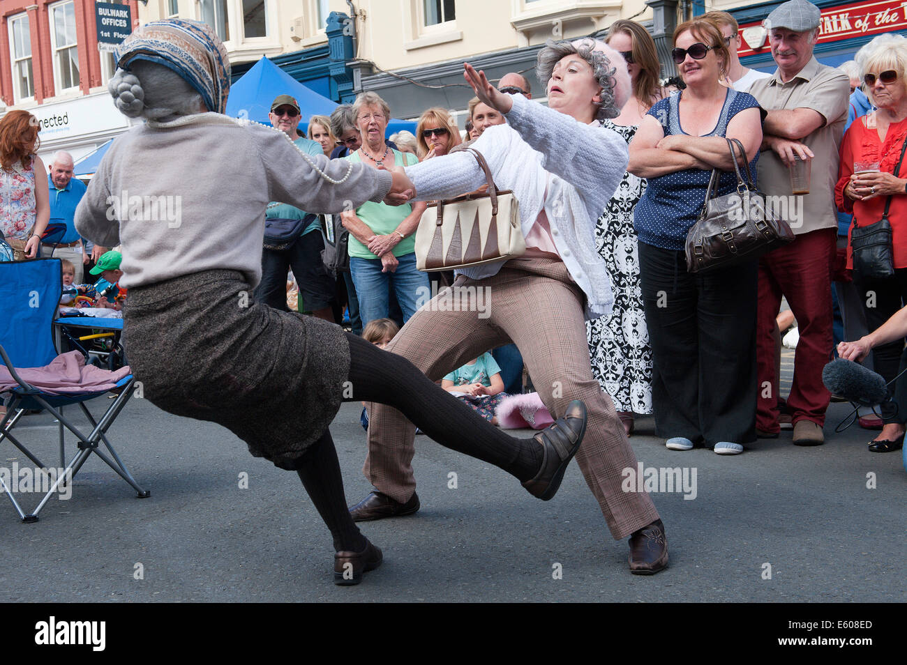 Brecon, Powys, Wales, UK. 9 août 2014. Les deux Bessies divertir les foules lors de la 30e Festival de jazz de Brecon. Credit : Graham M. Lawrence/Alamy Live News. Banque D'Images
