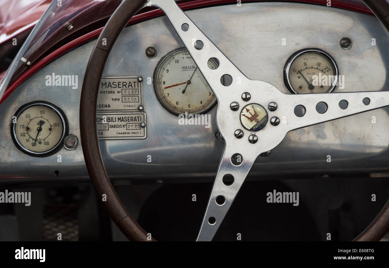1954 Maserati 250F Grand Prix racing volant et tableau de bord de voiture Banque D'Images