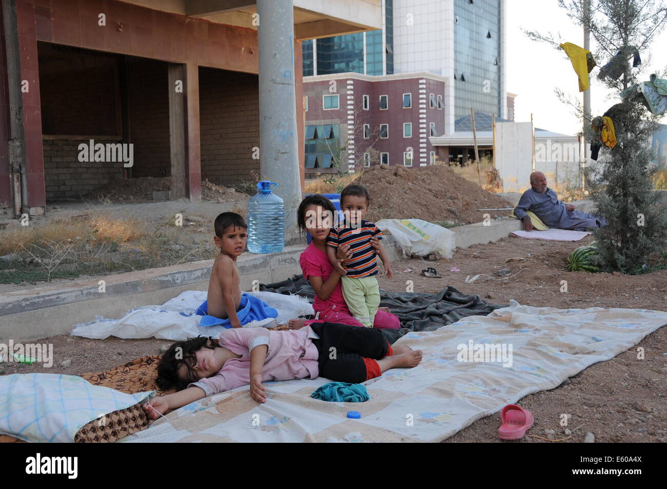 Erbil, Irak. 8e août, 2014. Les enfants se reposer dans l'ouest de Arbil, Irak, le 8 août 2014. Environ 400 000 personnes ont fui la maison en raison de la grave conflit entre des militants de l'État islamique d'Irak et du Levant et de la force armée kurde au nord de l'Irak. © Shang Le/Xinhua/Alamy Live News Banque D'Images