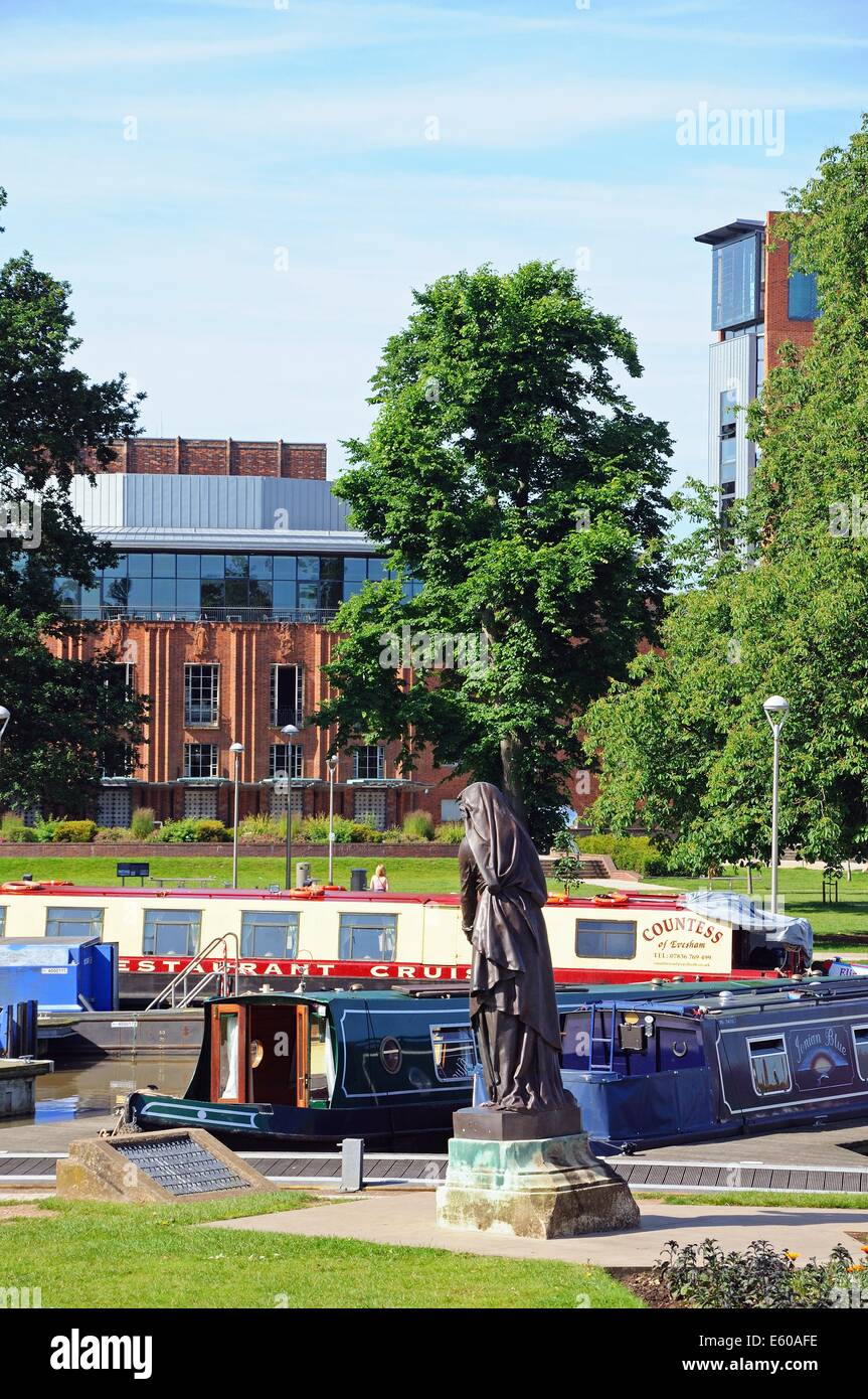Royal Shakespeare Theatre avec narrowboats Lady Macbeth et statue en premier plan, Stratford-upon-Avon, Warwickshire, Angleterre Banque D'Images