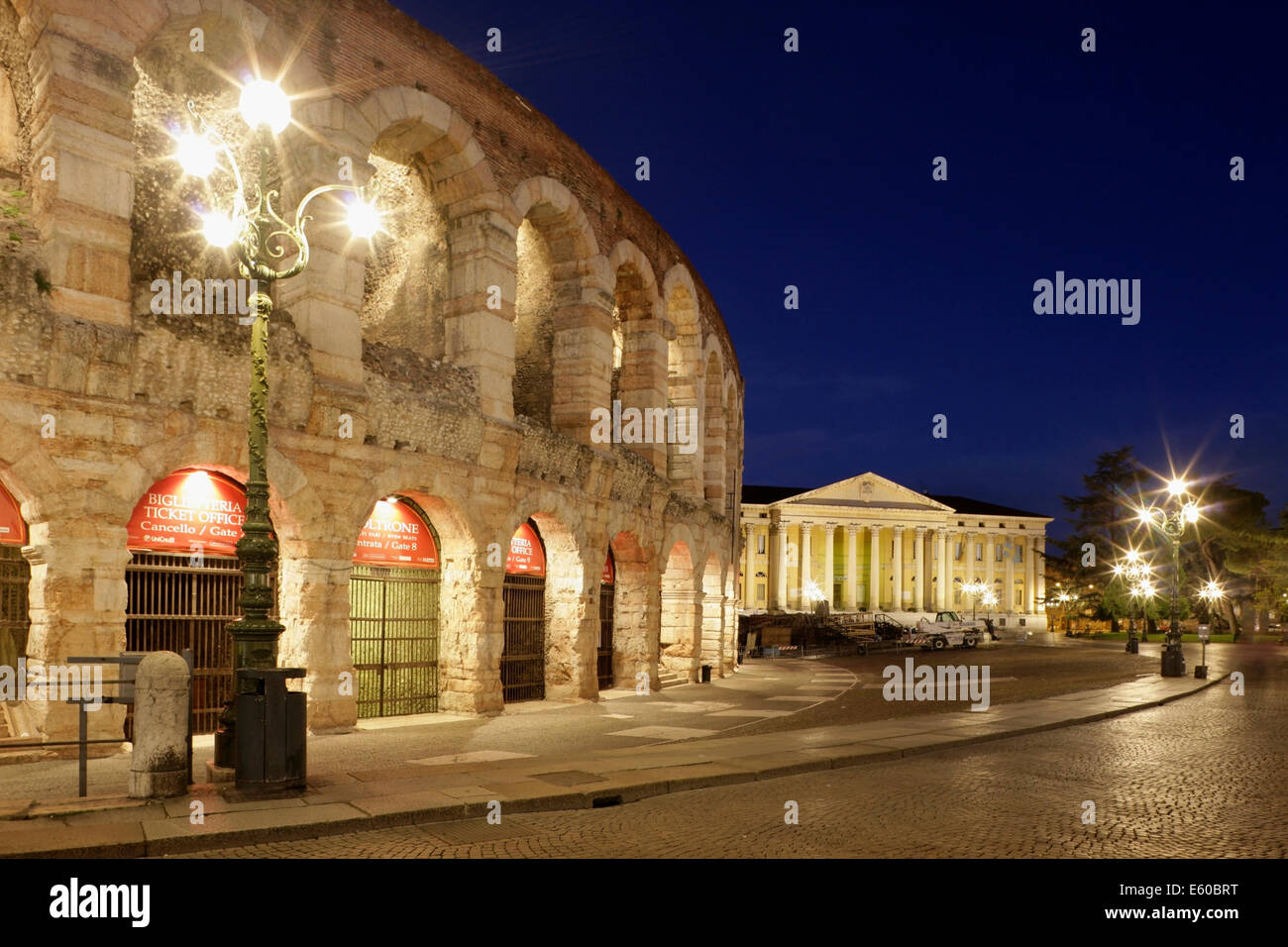 L'arène romaine et le Palazzo Barbieri, la Piazza Bra, Verona, Italie. Banque D'Images