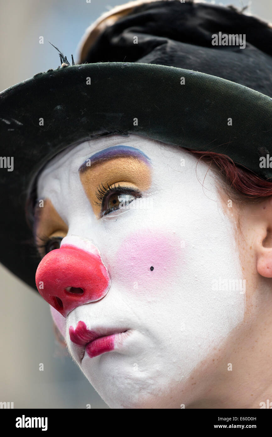 Jeune fille effectuant comme clown mime à l'Edinburgh Fringe Festival, Édimbourg, Écosse, Royaume-Uni Banque D'Images