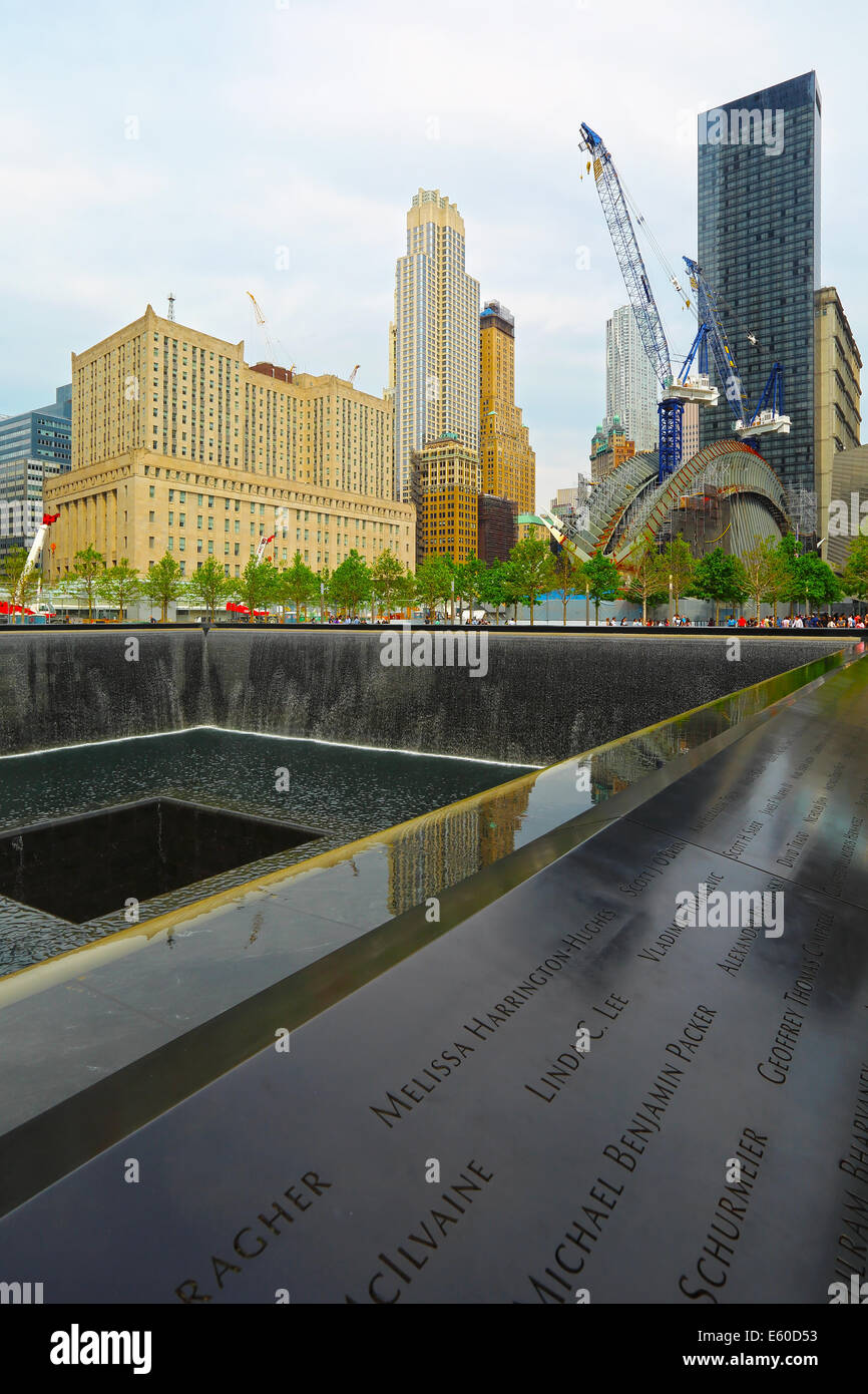 NEW YORK, NY - 21 MAI 2014 : Memorial Park, à New York, est composé de deux piscines avec cascades 30 ft. Les noms des victimes sont ins Banque D'Images