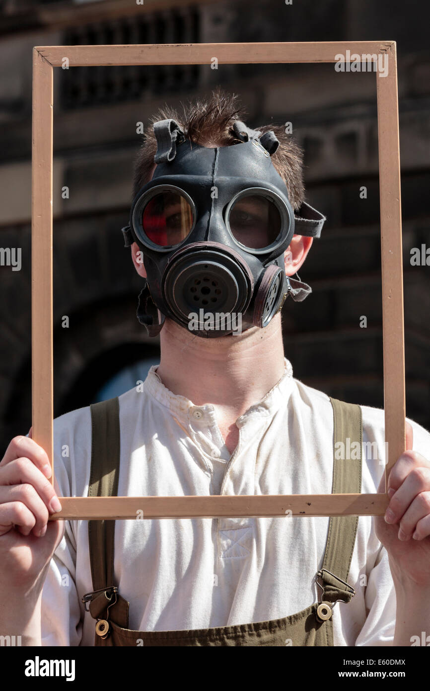 L'acteur au festival Fringe d'afficher sa publicité sur la guerre en portant un masque à gaz et la tenue d'un cadre photo, Banque D'Images