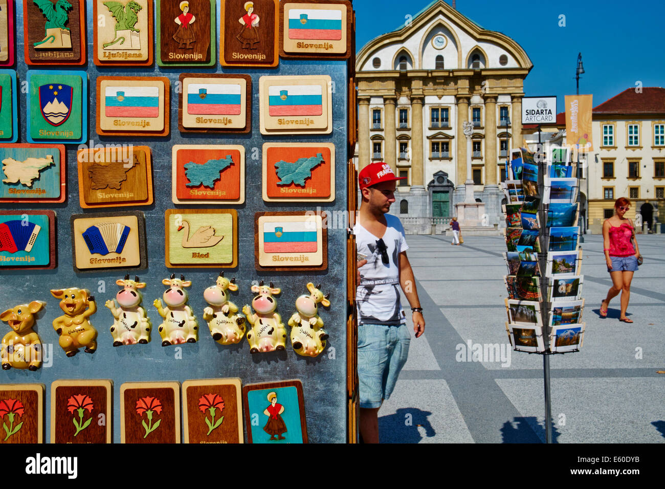 La Slovénie, Ljubljana, Kongresni Square, l'Église des Ursulines de la Sainte Trinité, magasin de souvenirs Banque D'Images