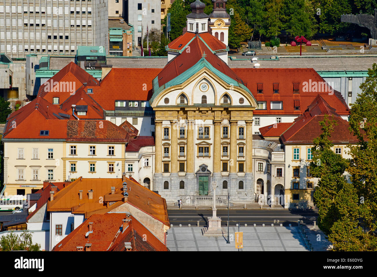 La Slovénie, Ljubljana, Kongresni Square, l'Église des Ursulines de la Sainte Trinité Banque D'Images