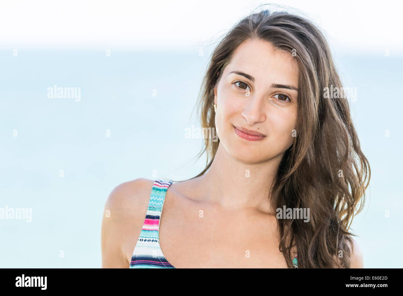 Beautiful Happy Girl Portrait en fond de mer Banque D'Images