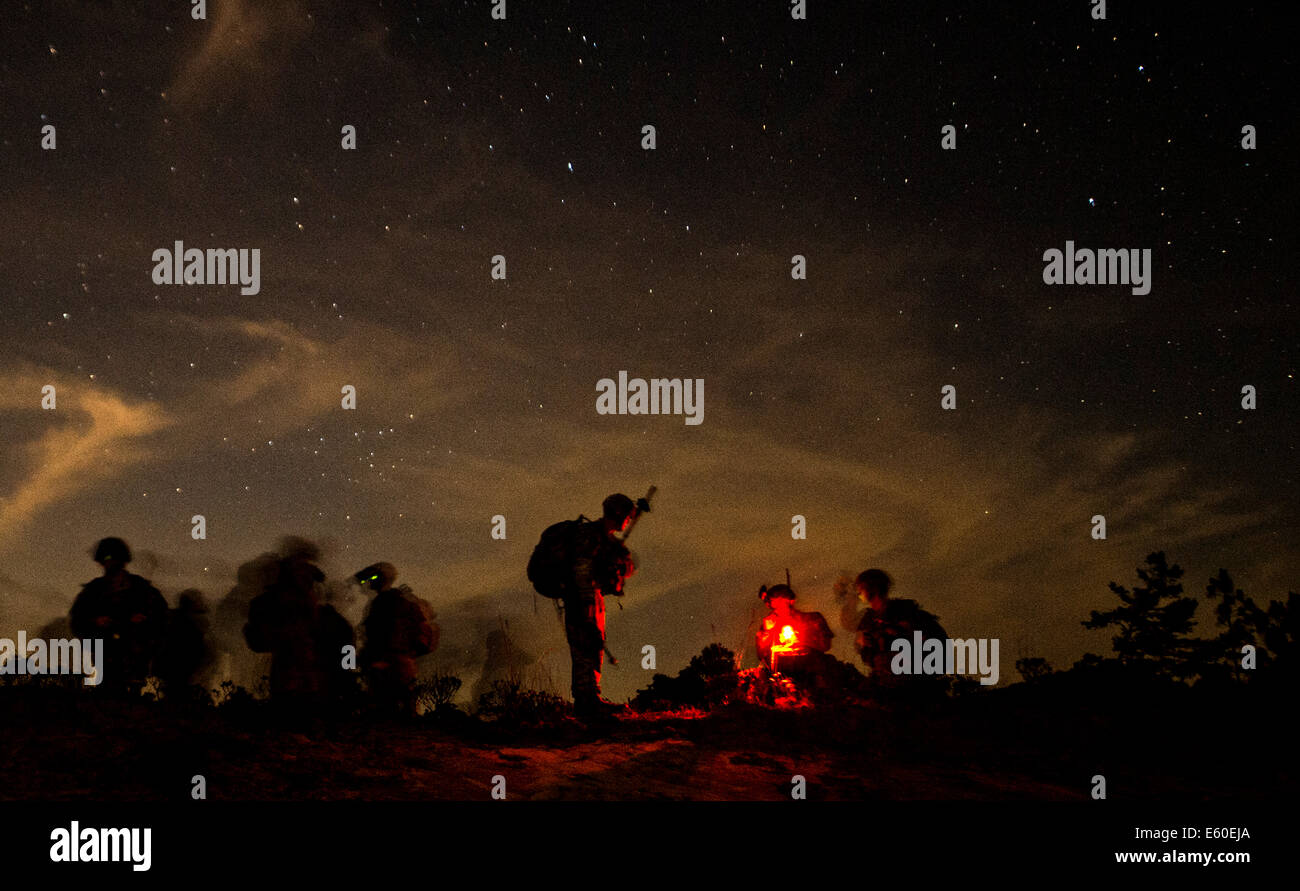 Des soldats américains avec la 82nd Airborne Division planification de mission au cours d'un exercice d'entraînement de nuit exploité par la 1re Escadre d'opérations spéciales du 16 juillet 2014 au Camp du gouvernail, en Floride. Banque D'Images