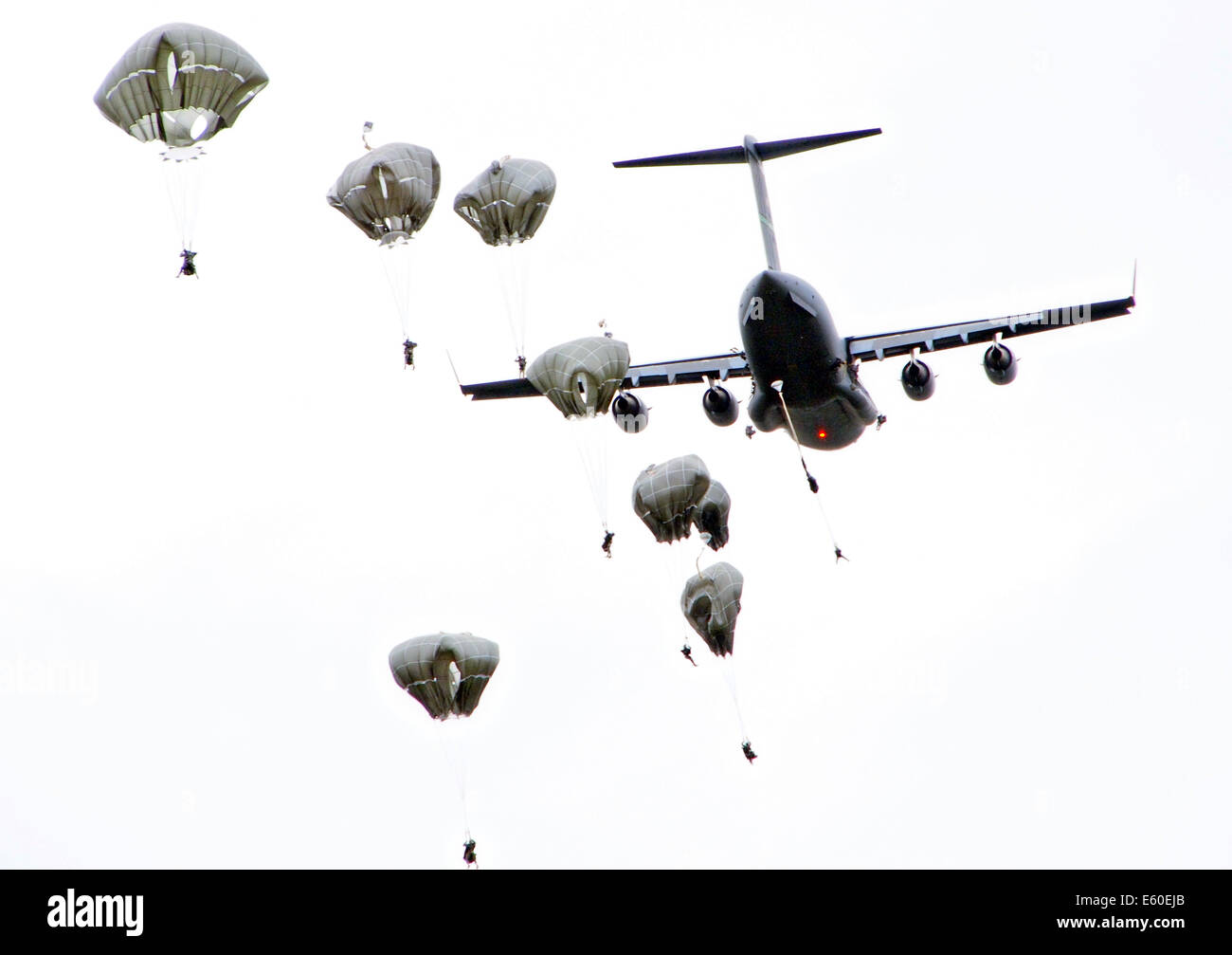 L'US Air Force C-17 Globemaster III gouttes plus de soldats Malemute Zone de chute lors d'un drop d'équipement lourd et d'aérolargage de l'entraînement à joint Base Elmendorf-Richardson, 23 juillet 2014 à Anchorage, Alaska. Banque D'Images