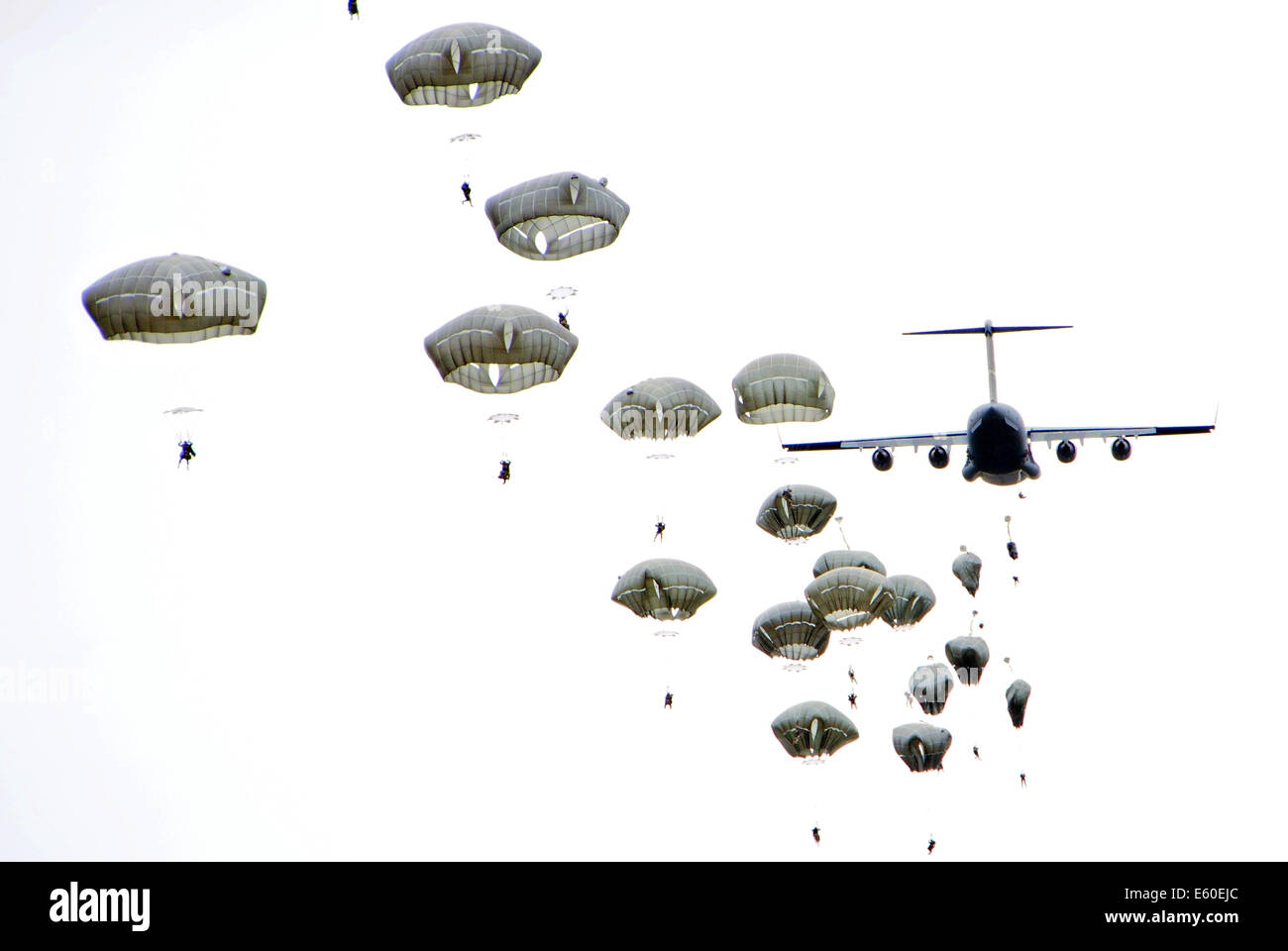 L'US Air Force C-17 Globemaster III gouttes plus de soldats Malemute Zone de chute lors d'un drop d'équipement lourd et d'aérolargage de l'entraînement à joint Base Elmendorf-Richardson, 23 juillet 2014 à Anchorage, Alaska. Banque D'Images