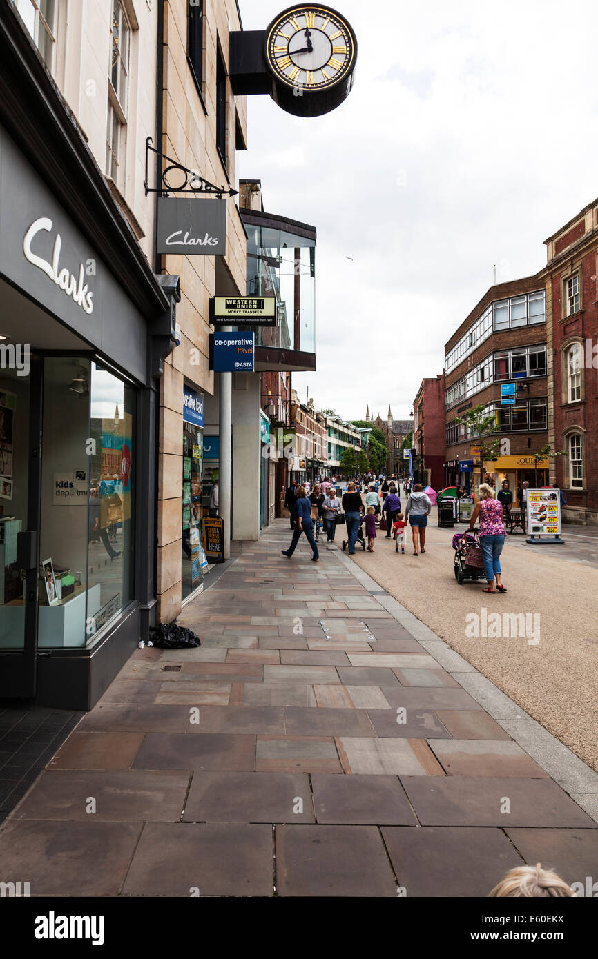 Worcester City high street UK Angleterre boutiques clarks shoes clients shopping Banque D'Images