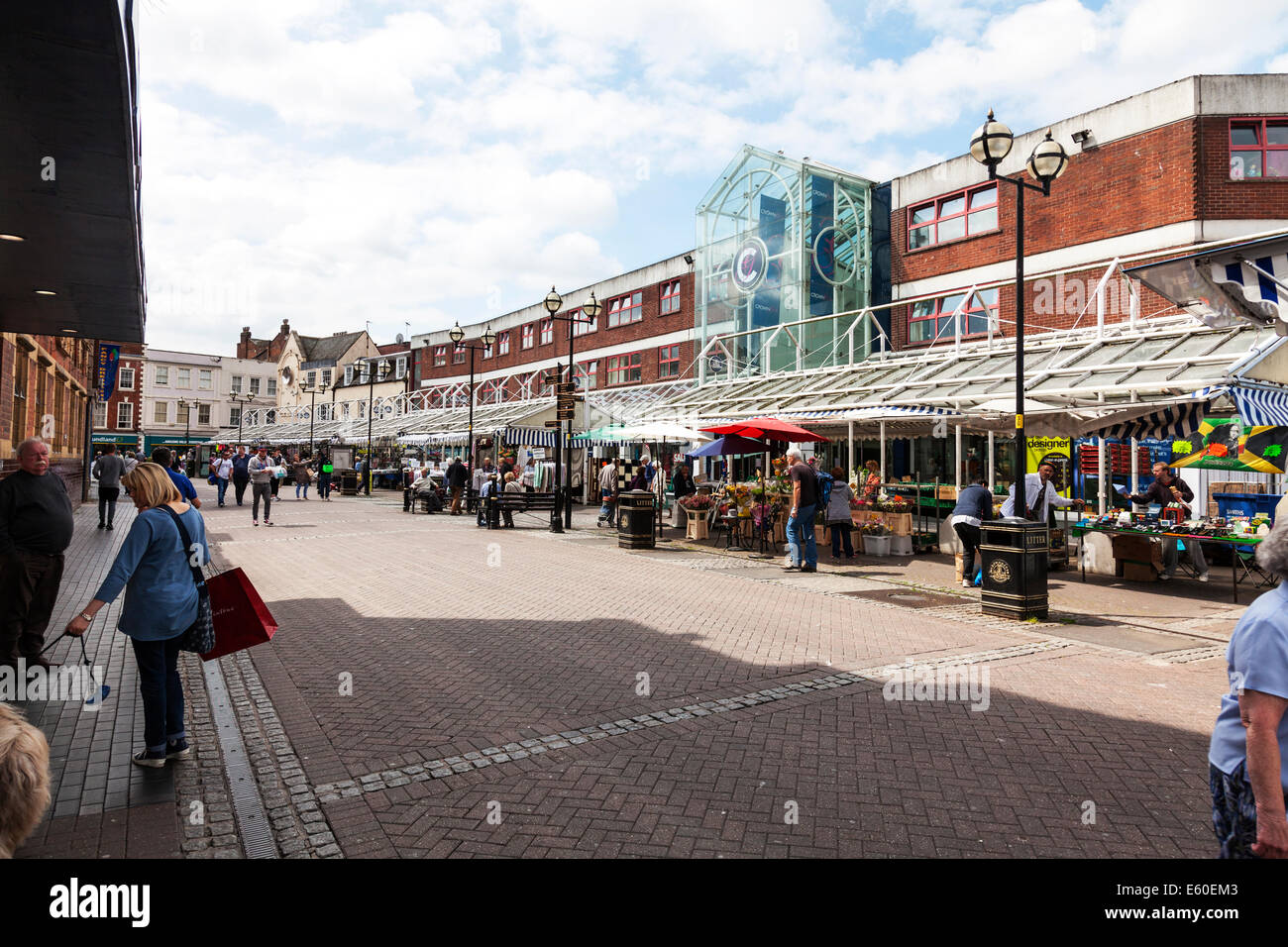 Worcester City market place UK Angleterre calage calage clients détenteurs de shopping Banque D'Images