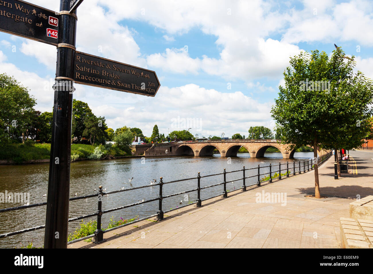 Worcester City River Severn Bridge Sabrina et street sign UK Angleterre Banque D'Images