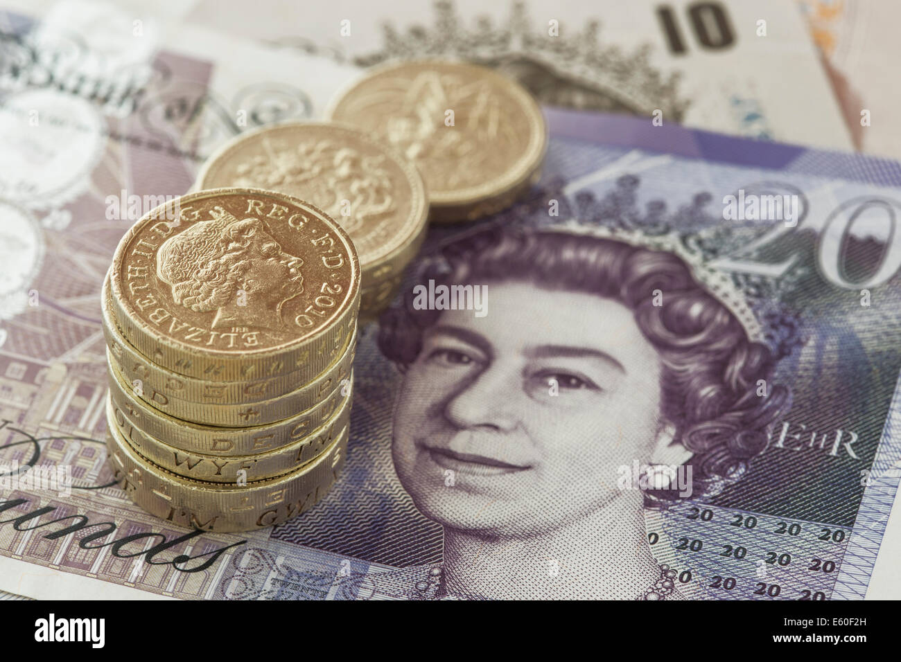 Pièces livre au-dessus de £20 et £10 note Banque D'Images