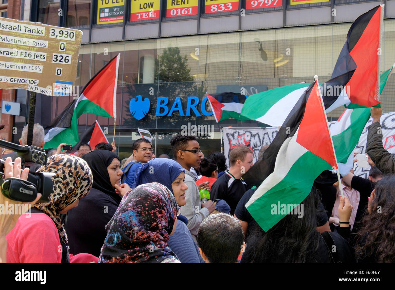 Manchester, UK. 9 août 2014. Des centaines de manifestants Pro-Palestinian de protestation devant la Barclays Bank à Market Street. Les manifestants accusent la banque mondiale d'aider l'occupation israélienne de Gaza. Credit : Realimage/Alamy Live News Banque D'Images