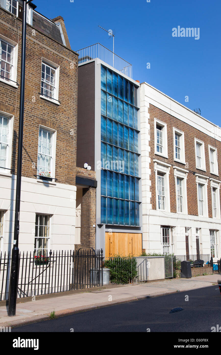 Immeuble contemporain parmi les maisons victoriennes dans une période exposée, au nord de Londres Banque D'Images