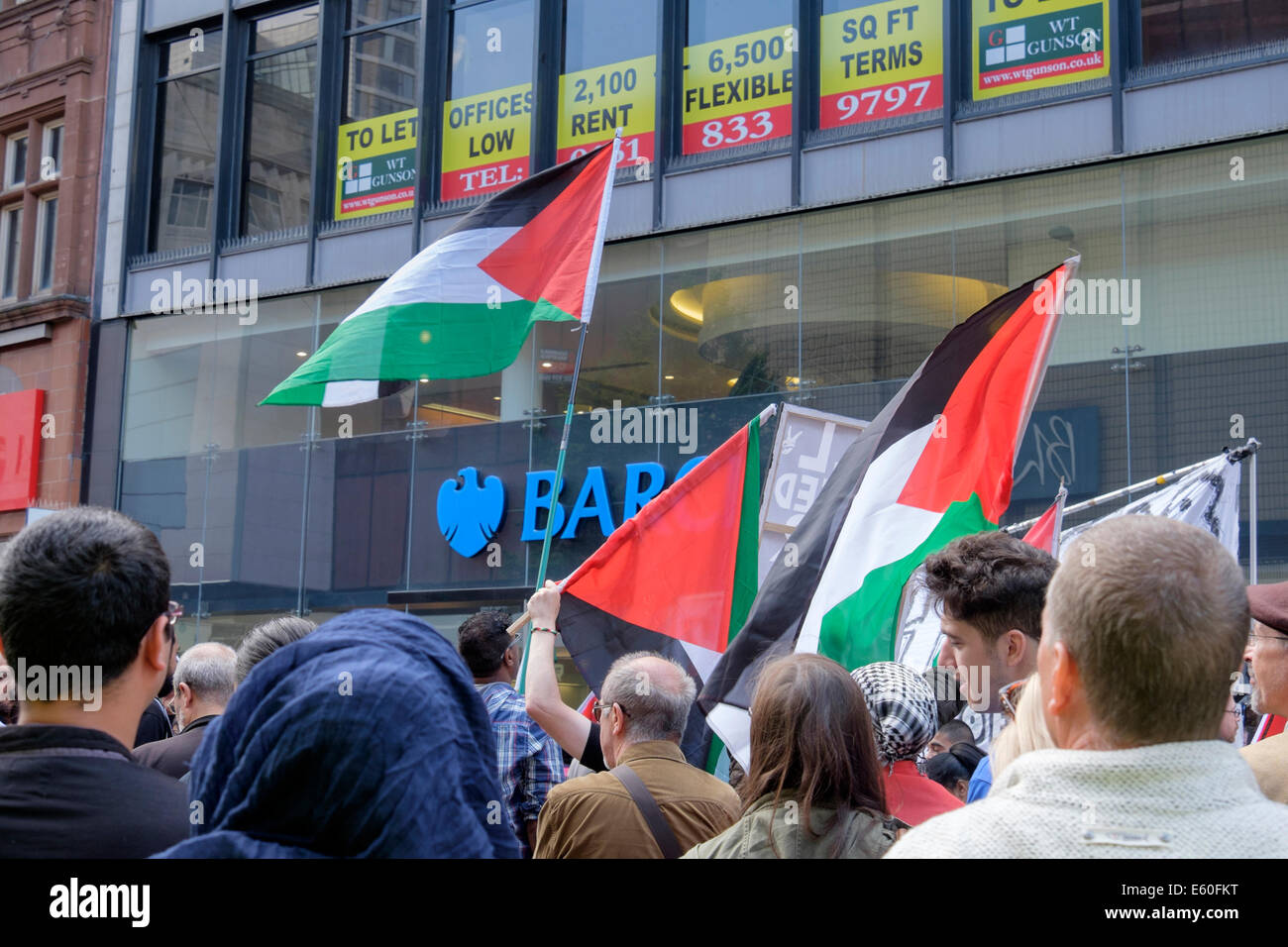 Manchester, UK. 9 août 2014. Des centaines de manifestants Pro-Palestinian de protestation devant la Barclays Bank à Market Street. Les manifestants accusent la banque mondiale d'aider l'occupation israélienne de Gaza. Credit : Realimage/Alamy Live News Banque D'Images