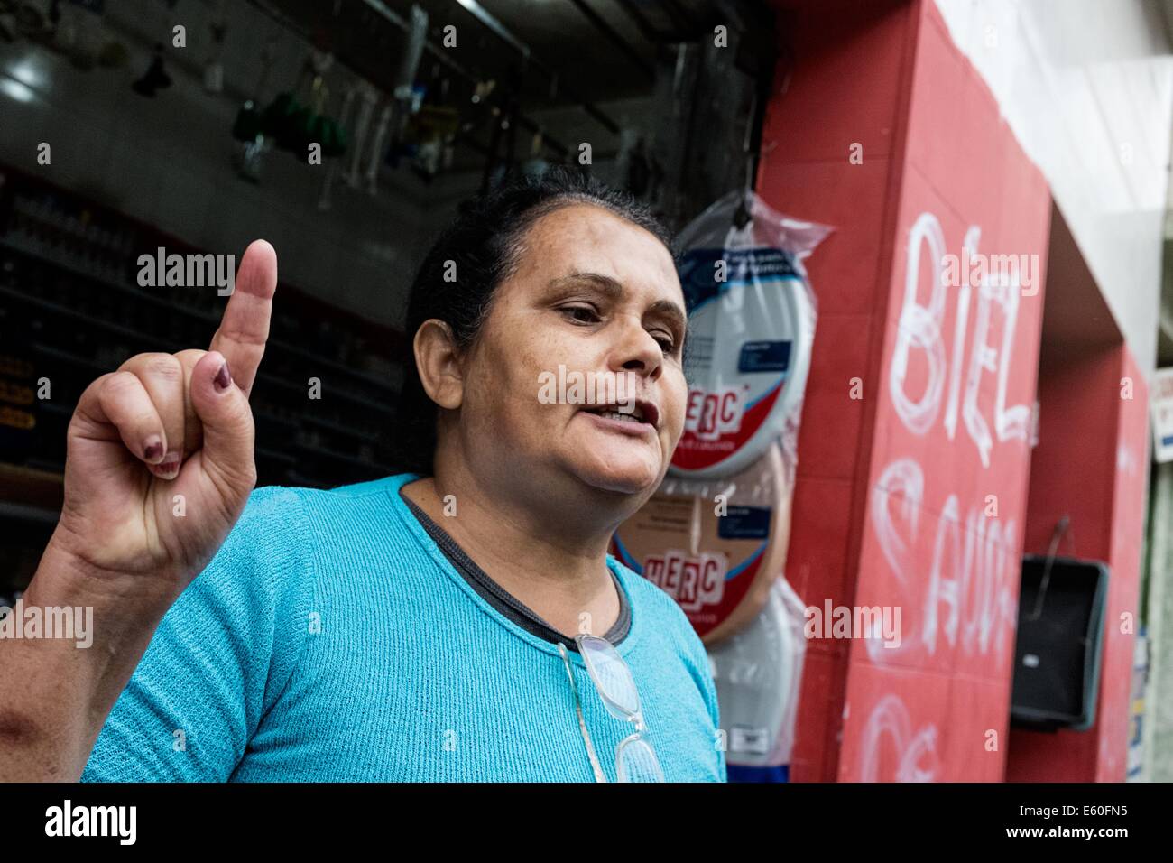 Rio de Janeiro, RJ, Brésil. 9 Août, 2014. Les habitants protestent pour la paix dans la favela d'alerter les médias de la fusillade qui ont été monnaie courante dans la communauté depuis la fin de la Coupe du Monde FIFA 2014. Les CPX (Complexo do Alemao) a dû revenir à la réalité et la population locale a commencé à souffrir avec tous les jours des conflits armés entre la police et les trafiquants de drogue de la faction CV Crédit : Peter Bauza/ZUMA/ZUMAPRESS.com/Alamy fil Live News Banque D'Images