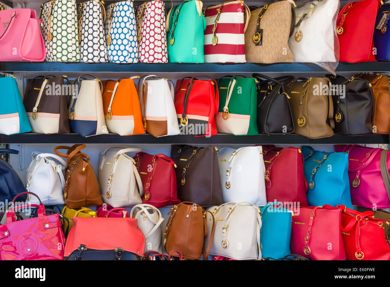 AVSALLAR, TURQUIE - 20 juin 2014 : Showcase avec de faux sacs à main de marque américaine célèbre Michael Kors. Banque D'Images