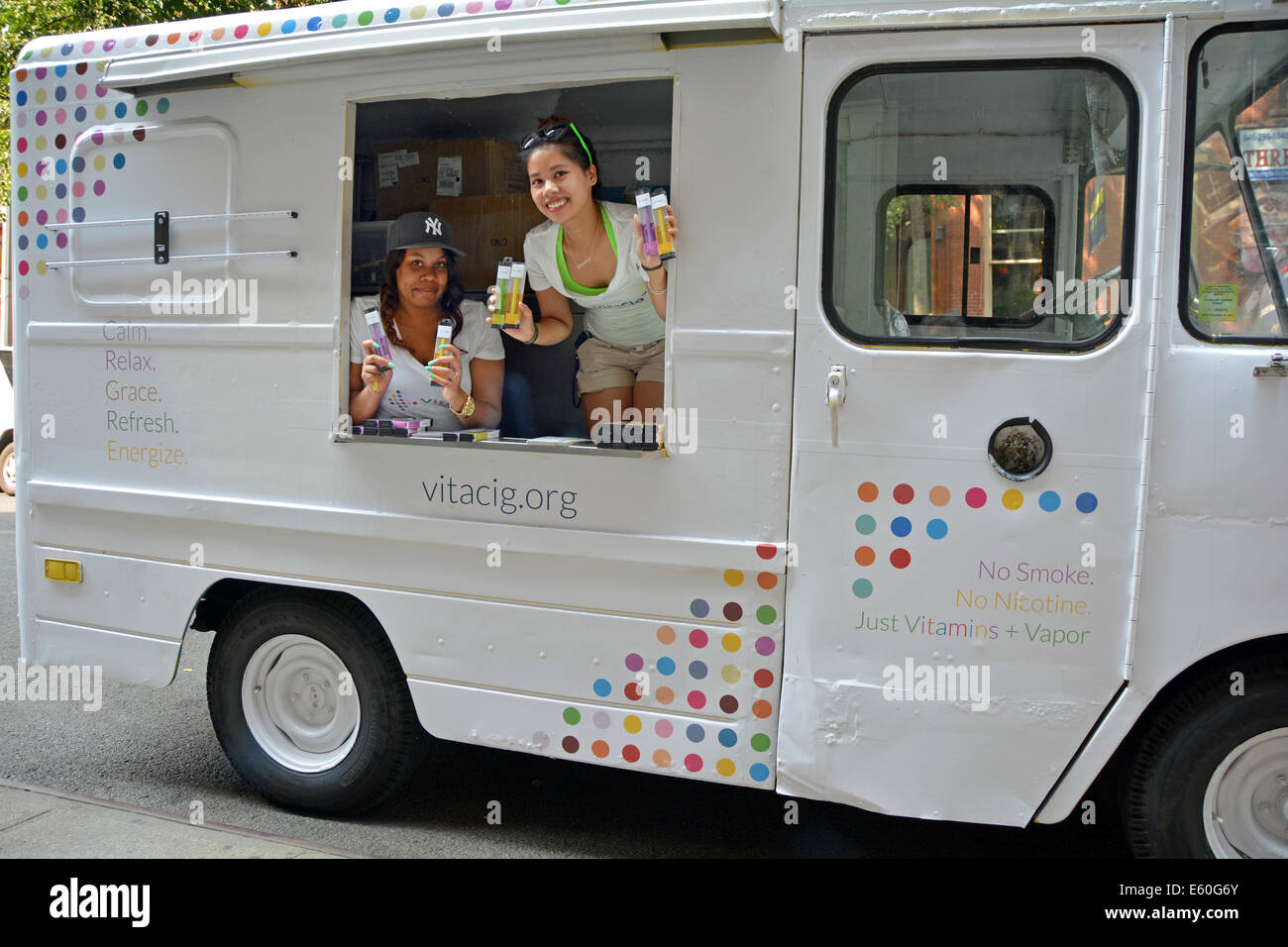 Camion de la société Vitacig la promotion et la vente de cigarettes électroniques sur St, marque Place à Greenwich Village, NEW YORK Banque D'Images