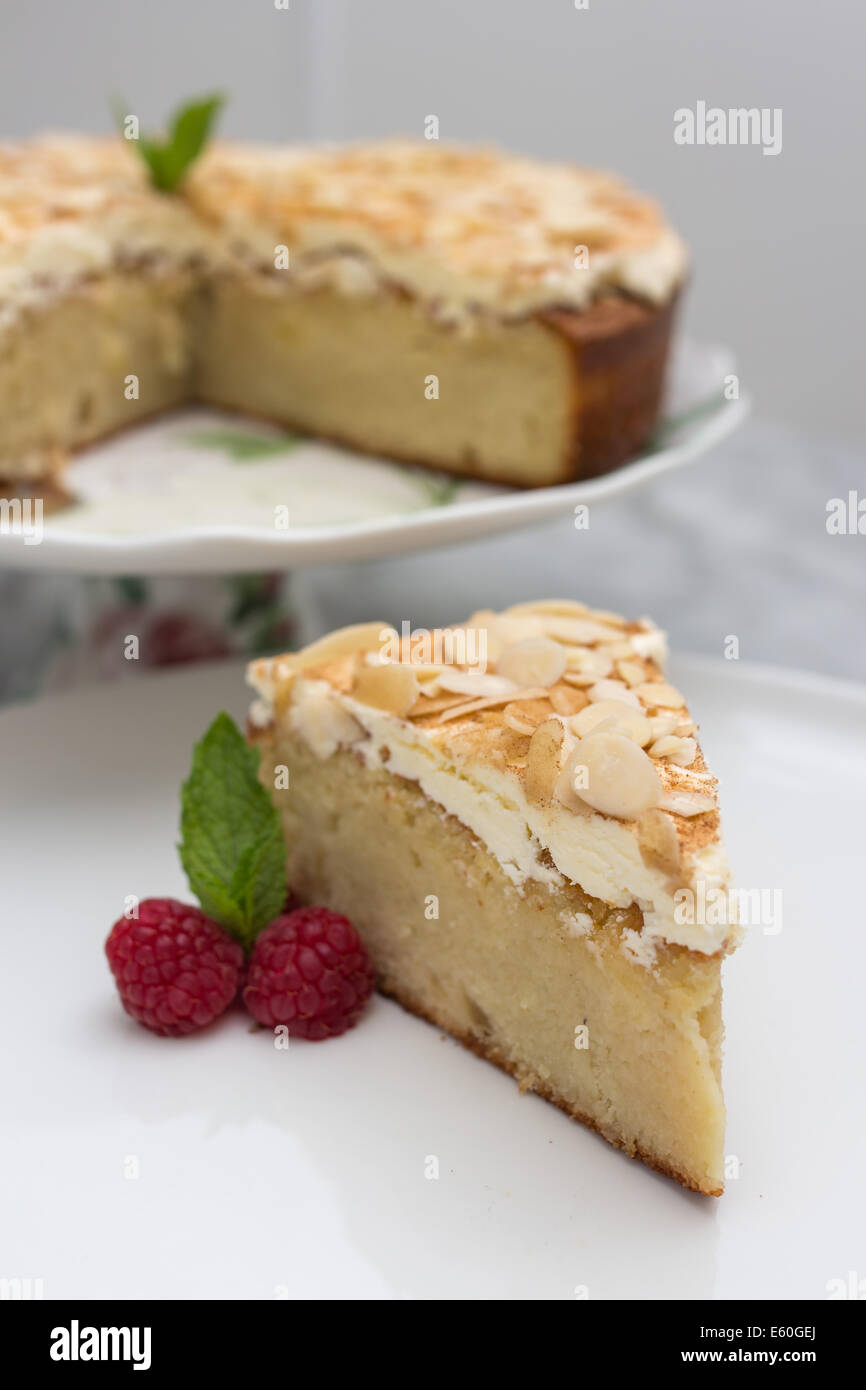 Une tranche de gâteau aux amandes sans gluten habillés avec des framboises et de la menthe Banque D'Images