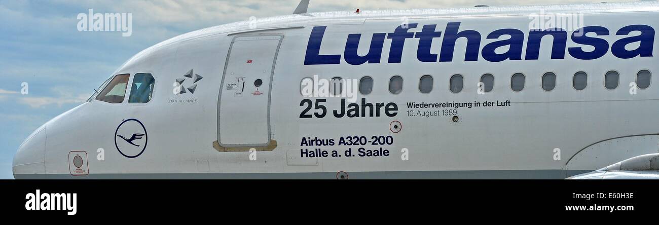 Markranstädt, Allemagne. 10e Août, 2014. L'avion de Lufthansa A320 avec le nom 'Halle a.d. Saale' arrive à l'aéroport de Leipzig/Halle à Markranstädt, Allemagne, 10 août 2014. L'anniversaire de vol de Francfort/Main à Leipzig se souvient du 25 ans allemand est-ouest service de transport de la Lufthansa. Le 10 août 1989 Un avion est arrivé pour la première fois sur le sol allemand divise encore après 44 ans. L'anniversaire a volé pendant 80 minutes de vol de 700 kilomètres avec un équipage et passagers sur Prague l'itinéraire exact qu'en 1989. Photo : Hendrik Schmidt/dpa/Alamy Live News Banque D'Images