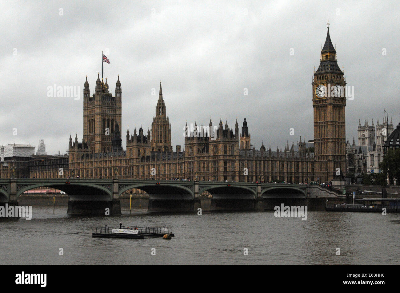 Londres, Royaume-Uni, 10 août 2014. L'ouragan Bertha apporte de fortes pluies et du vent à Londres après des semaines de temps chaud et ensoleillé. Credit : JOHNNY ARMSTEAD/Alamy Live News Banque D'Images